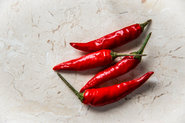 白桌子上放着红辣椒素材图片