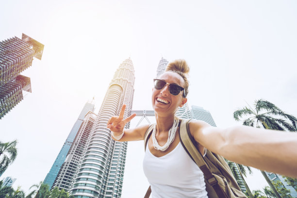 年轻女子在吉隆坡自拍图片下载