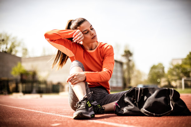 年轻女子在锻炼中暂停了一下。图片下载