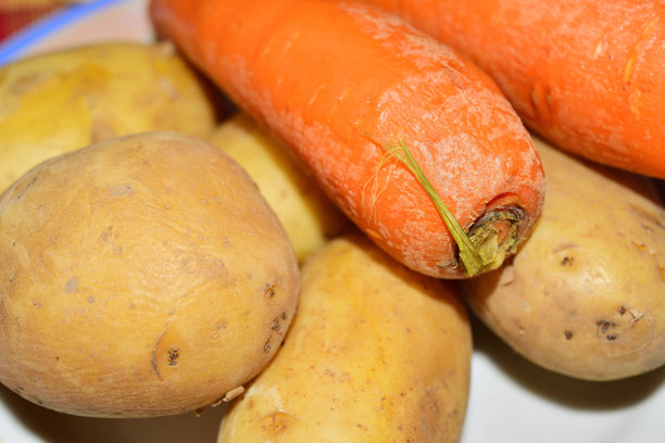 煮土豆和胡萝卜的特写图片下载