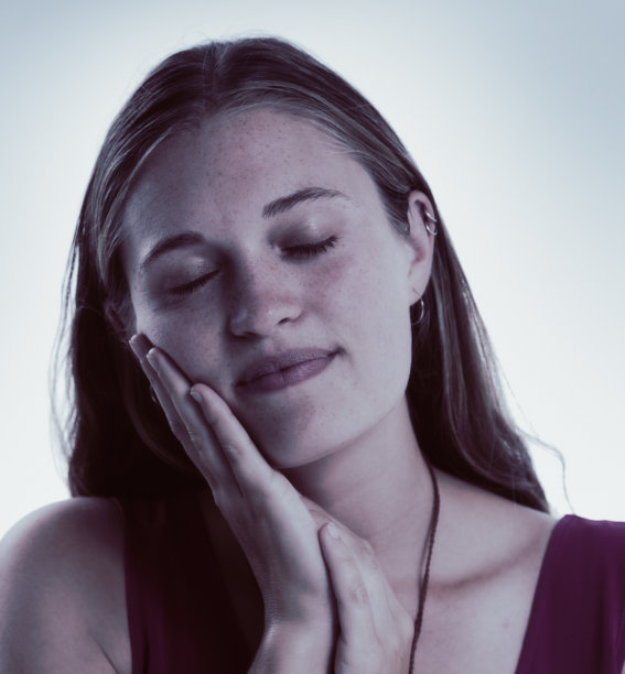 闭着眼睛的梦幻少女图片下载