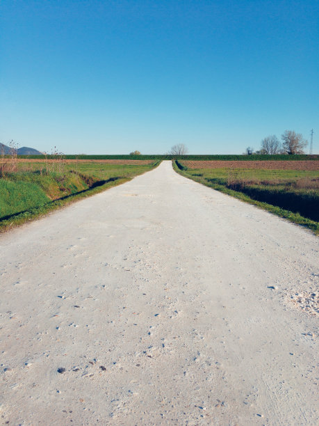 消失在地平线上的长长的小径图片下载