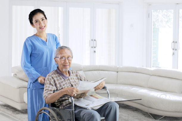 老人和他的护士对着镜头微笑素材图片