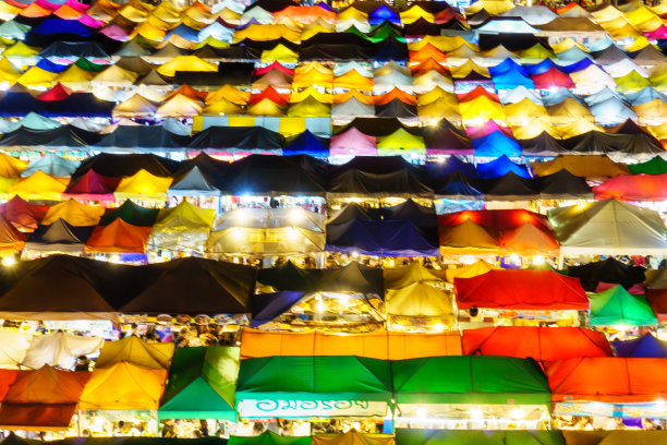 各色火车夜市塑料车顶的全景景观。图片下载