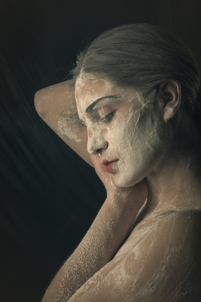 画室里黑色背景上有个抹着粉的女人图片下载