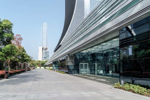 市中心建筑与地面设施图片下载