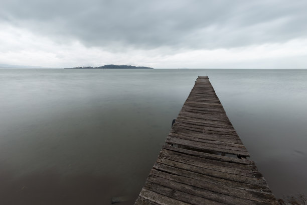 长曝光第一人的看法，一个码头上的湖，与一棵树图片下载