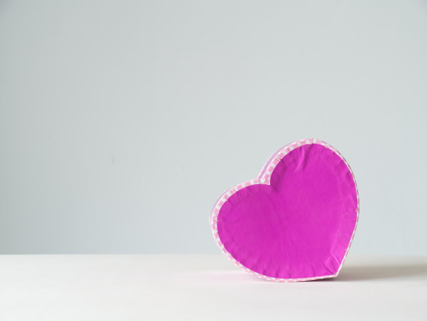 白色背景上的粉色盒子心，图片下载