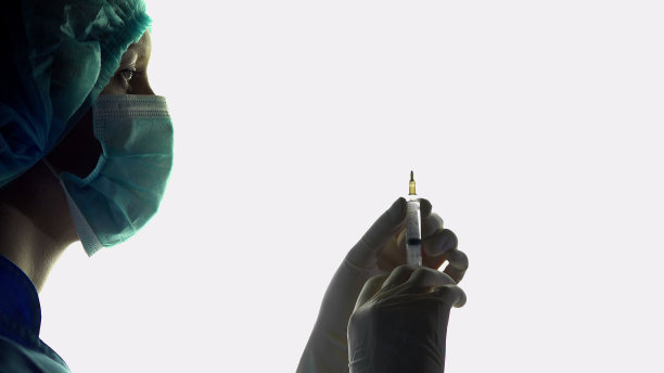 护士麻醉师手持注射器，术前注射，急诊素材图片