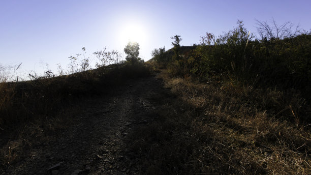 日出越过秋山图片下载