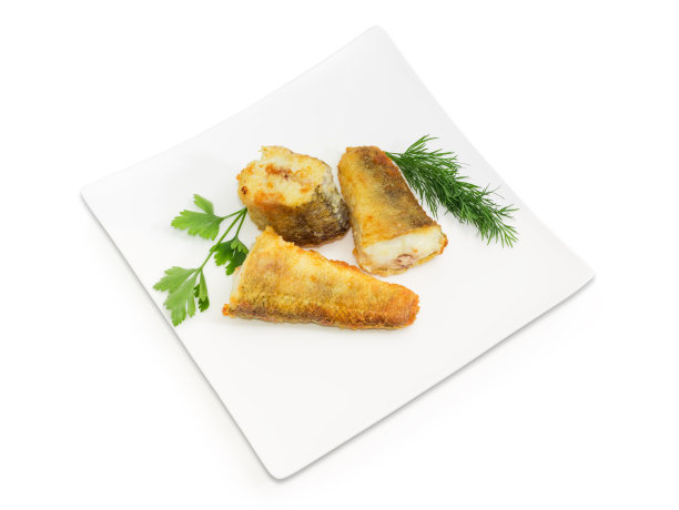 把炸鱼和青菜切成片放在方盘里图片下载