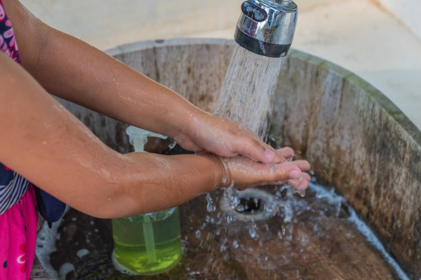 女孩的手被水清洗素材图片