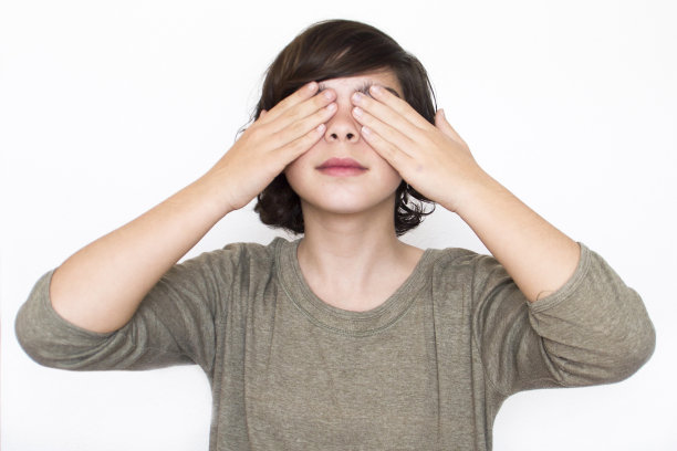 女孩遮住眼睛图片下载