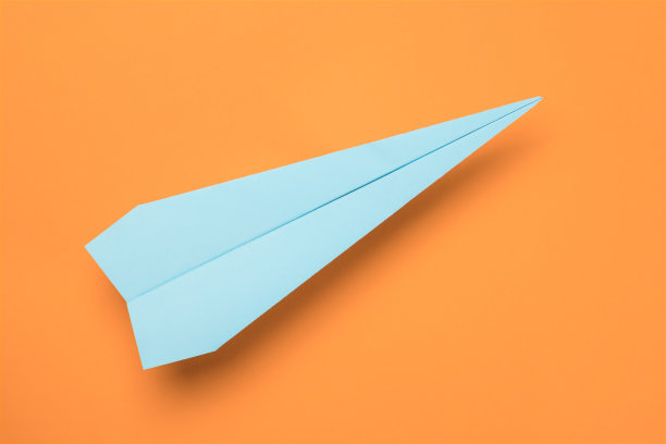 蓝色的纸飞机在橙色上图片下载