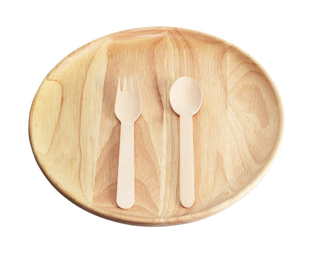 木制的盘子，勺子，叉子放在白色的背景上图片下载