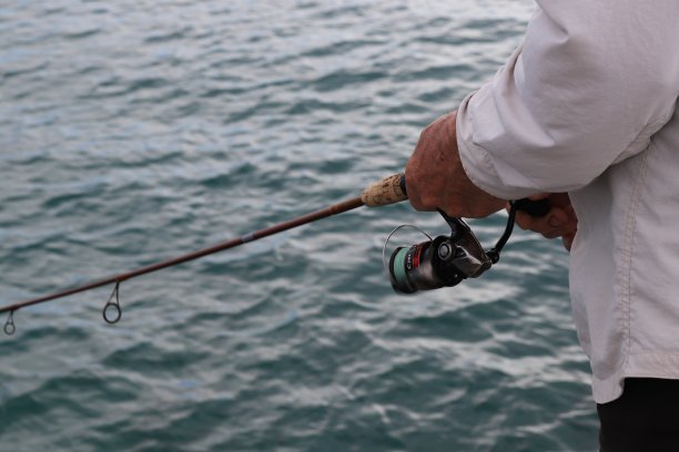 在海洋的码头外捕鱼的人图片下载