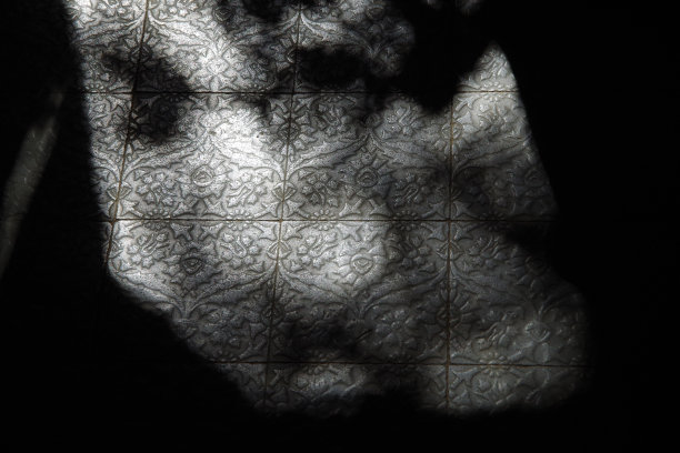 在巴塞罗那的奎尔公园，带有阳光和阴影的瓷砖图片下载