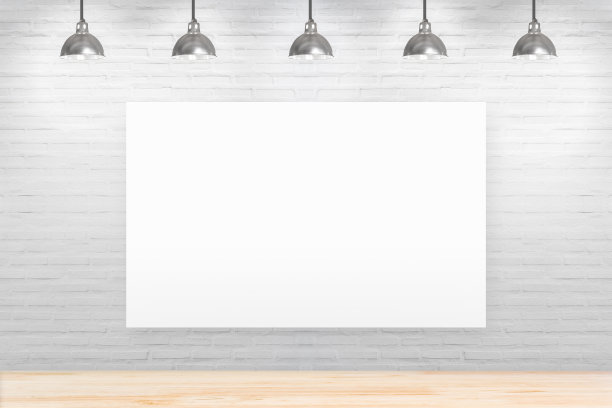 房间内白色砖墙，木地板，配有灯具。图片下载