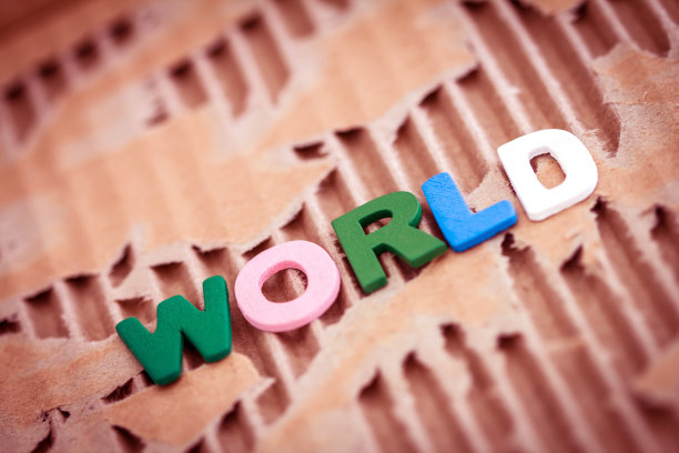 世界文字上的抽象撕裂纸板背景图片下载