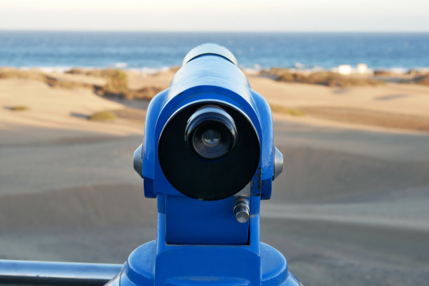 双筒望远镜-望远镜-在海滩上-正前方图片下载