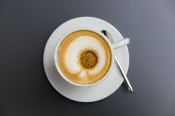灰色背景上的一杯咖啡图片下载
