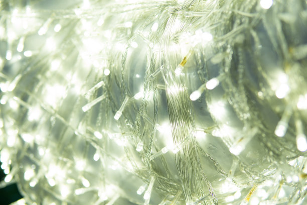 抽象模糊散焦圣诞树灯。圣诞节或新年庆祝活动。图片下载