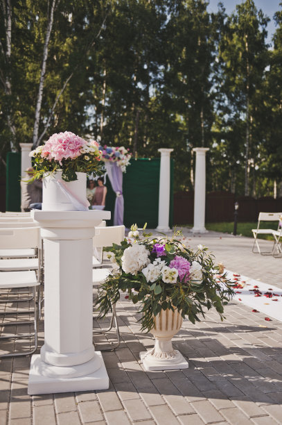 花园里的花瓶和花架。图片下载