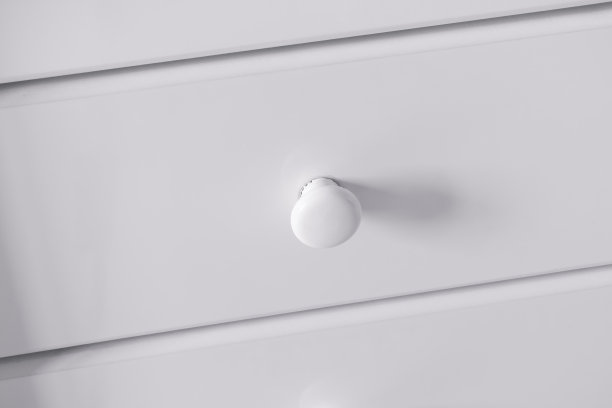 带把手的白色抽屉。图片下载