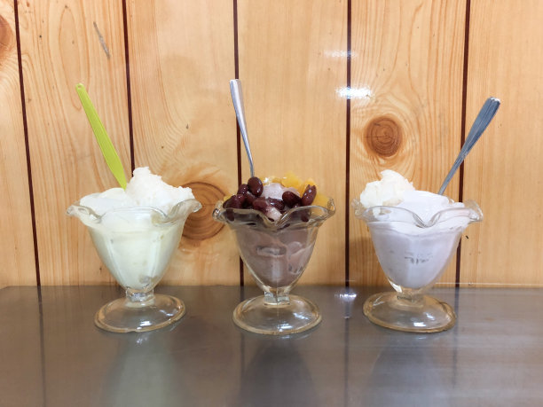 泰国冰淇淋放在木桌上图片下载