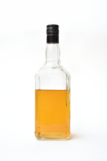 一瓶酒，开始了。半空的瓶子，白色背景上有酒精图片下载