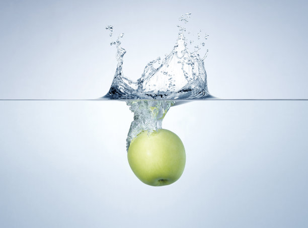 青苹果在飞溅的水里图片下载