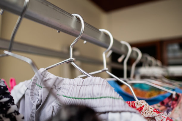 衣服挂在晾衣绳上的衣架上图片下载