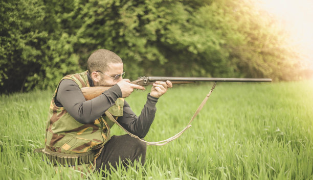 年轻的猎人射击图片下载