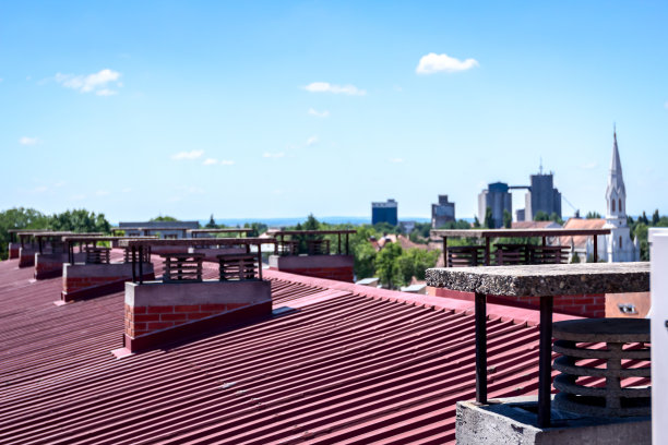 砖砌烟囱，屋顶通风系统图片下载