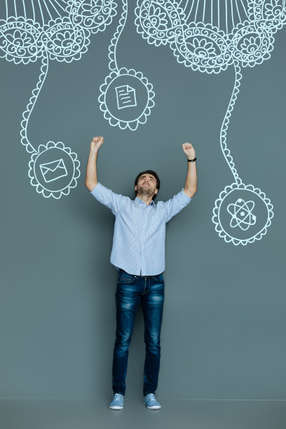 辛勤工作的科学家望着天空梦想着成功图片下载