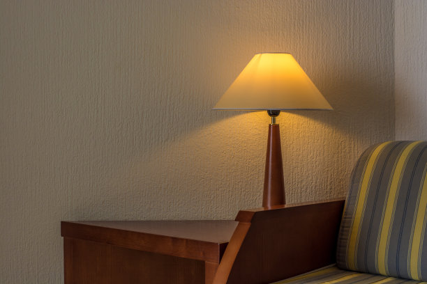 台灯提供昏暗的光线图片下载