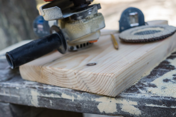 角磨机和木板图片下载