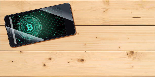 加密货币概念[在木板上显示比特币的智能手机]图片下载