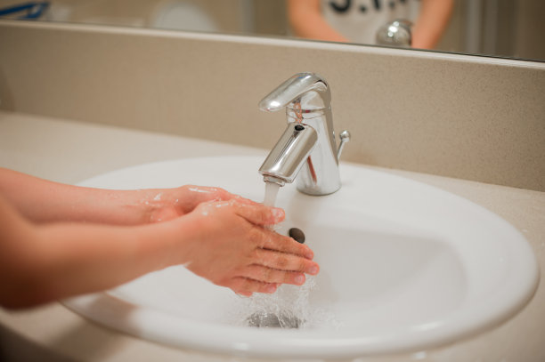 儿童洗手的特写图片下载