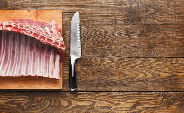 在木板上切好的羊排图片下载