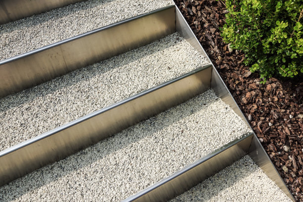 抽象建筑背景照片。白色楼梯，俯视图，空的内部片段图片下载