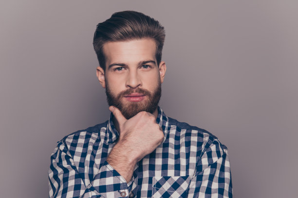 思维时尚的年轻人的肖像摸他的胡子图片下载