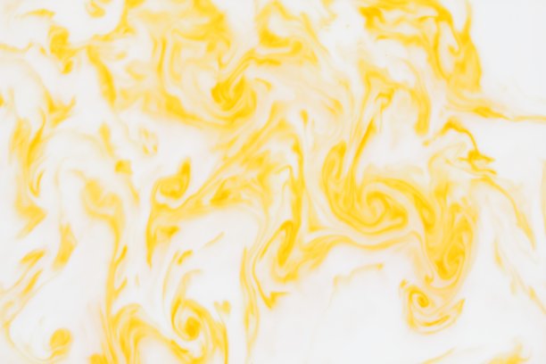 黄色的白色抽象背景，液体上的黄色图案颜料，设计师的空白，牛奶里的油漆分离，白色背景上的明亮纹理，极简主义，壁纸的创意空白图片下载