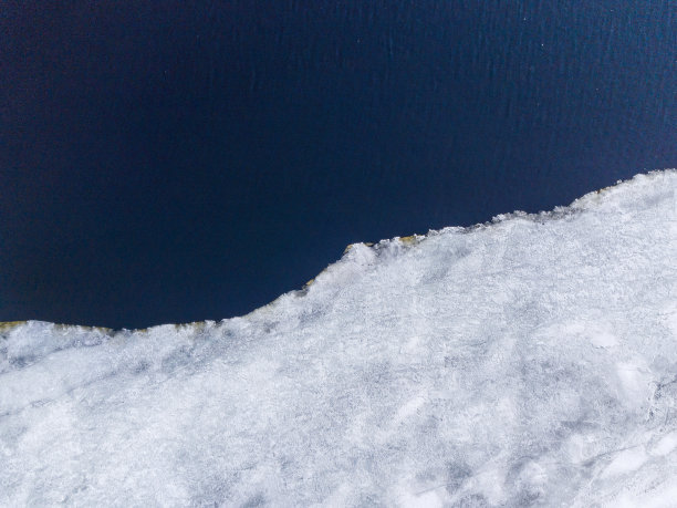 鸟瞰图的边界破碎成不同形状和纹理的冰和水图片下载