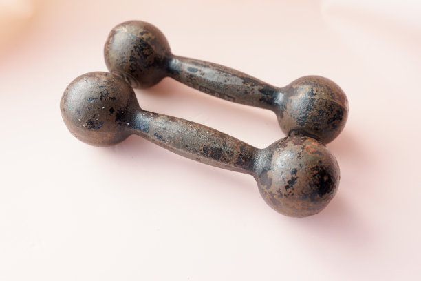 两个黑色金属哑铃健身图片下载