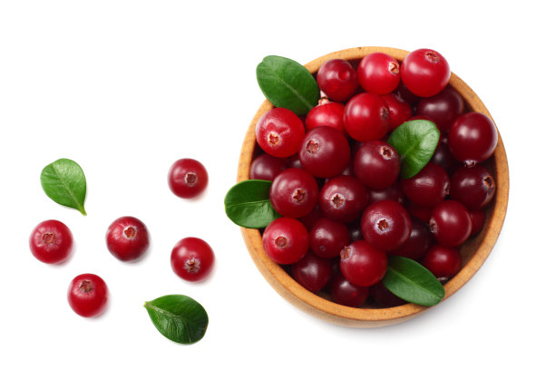 木碗里的蔓越莓，白色背景上孤立的绿叶。俯视图图片下载