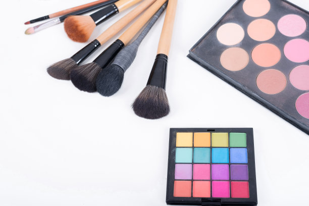 化妆刷和化妆品隔离在白色的背景图片下载