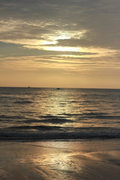 海滩上的日落时刻图片下载