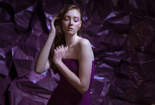 可爱的少女在紫色的背景图片下载