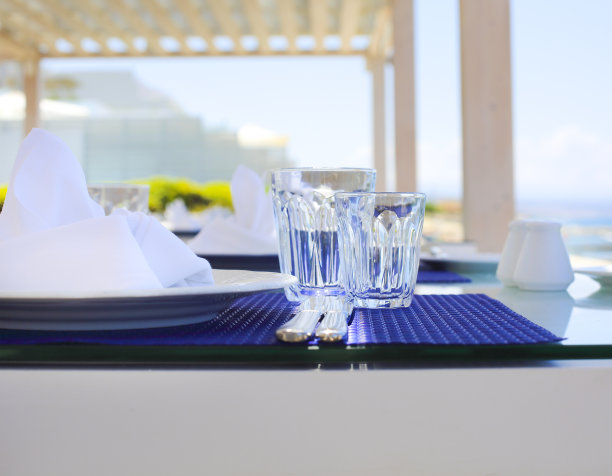 杯子和盘子放在桌子上图片下载